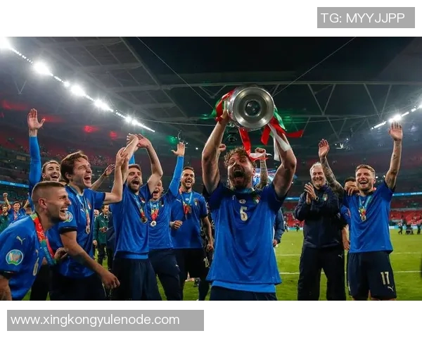 意大利足球队海报发布多纳鲁马巴雷拉雷特吉携手展现无悔拼搏精神